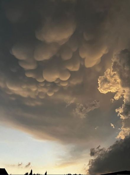 Mamma observés sous un cumulonimbus au-dessus de Mies (VD) lundi soir. Il s’agit de protubérances pendantes à la surface inférieure d'un nuage, et ayant l'aspect de mamelles.
