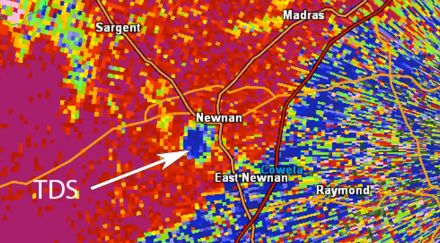 Figure 3 : une signature de débris dû à une tornade (cercle bleu) identifié via radar (grâce au moment polarimétrique du coefficient de corrélation) d’une tornade qui a produit des dégâts d’intensité EF4 près de Newnan en Georgie, USA le 25 mars 2021.
