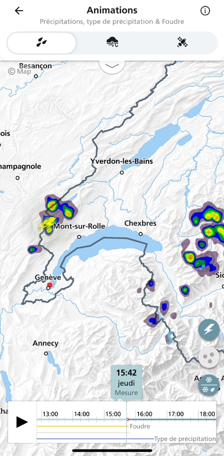 Image radar de l'app de MétéoSuisse. Des cellules orageuses sont présentes sur le Jura alors que du stratus est encore présent en plaine dans la région d'Yverdon.