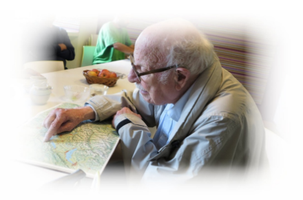 Fig. 1: M. Primault montrant sur une carte de la Suisse l'endroit où il a passé son enfance.