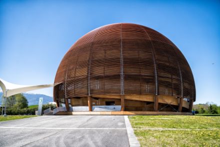 Bâtiment hémisphérique en bois situé au CERN à Genève.