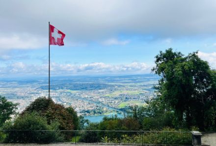 Vue sur l’agglomération biennoise depuis Macolin (BE) sous une forte bise le 17 septembre 2024.