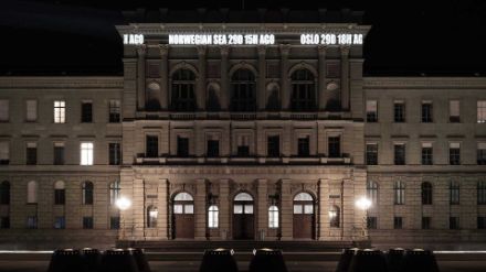 Le texte défilant "BREATHE" sur le bâtiment principal de l'ETH Zurich indique à l'observateur/trice d'où provient l'air qu'il/elle respire actuellement à Zurich. L'artiste responsable Khalil Berro sensibilise ainsi son public aux relations globales dans l'environnement. L'individu humain est relié à l'atmosphère et donc à des paysages et des lieux lointains par l'air qu'il respire à un moment donné et qu'il partage avec d'autres individus.