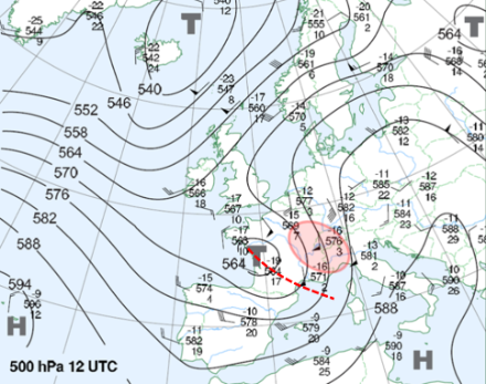 Carte des isohypses pour le niveau de pression 500 hPa du 20 juin 2013. La zone d’ascendance dynamique très marquée (en rouge) visible au-dessus de la Suisse, associée à une forte instabilité de la masse d’air, fut à l’origine de l’orage dévastateur de la fête fédérale de gym de Bienne ce jour-là. On ne manquera pas de remarquer la similitude avec la situation précédente. Source : MétéoSuisse