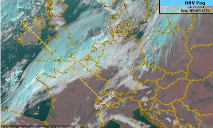 Image satellite du 21.10.2024 à 09h00 UTC (11h00 locale). Le trait jaune représente la coupe étudiée.