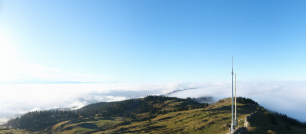 Webcam de La Dôle en début de journée de samedi montrant des nappes de stratus à basse altitude et un ciel bien dégagé en altitude. Toutefois, des cirrus sont visibles sur la gauche de l'image.