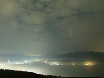 Colonnes lumineuses d'altitude filmées vendredi 8 à 23h40 depuis le Mont Pèlerin