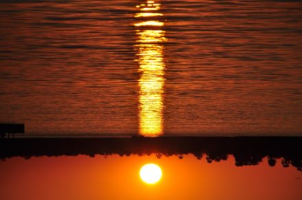 Sur cette image à l’envers d’un coucher de soleil sur la mer, on distingue la parenté avec la colonne lumineuse. Celle-ci apparaît sur la surface légèrement ridée de la mer