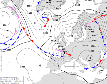Figure 1 : prévision pour jeudi 21 novembre à 12 UTC, les isobars sont représentées en noir (labels en hPa) et les fronts en couleurs (bleu =front frois, rouge=front chaud, rose=front occlus). Les « T » représentent les centres de basse pression et les « H » les centres de haute pression. Source : Deutscher Wetterdienst