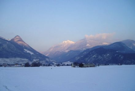 Photo de la ville d'Aigle et des Alpes vaudoises sous la neige.