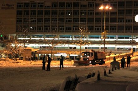 Photo de skieur à la place de la Riponne à Lausanne le soir du 1er décembre 2010.