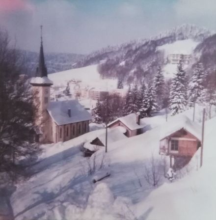 Photo de l’église du village du Pont sous la neige à la Vallée de Joux au milieu des années 1960.