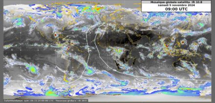 Mosaïque globale des images satellitaires du 9 novembre 2024 à 9h00 UTC (Canal IR 10.8). On reconnaît la zone intertropicale avec de nombreux orages de part et d'autre de l'Equateur. 