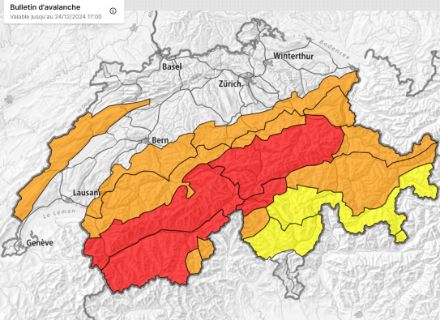 Figure 4 : carte de danger d’avalanche du SLF. En rouge le degré 4/5, orange 3/5 et jaune 2/5. Consultez le bulletin d’avalanche du SLF pour des informations mises à jour : https://whiterisk.ch/fr/conditions/bulletin