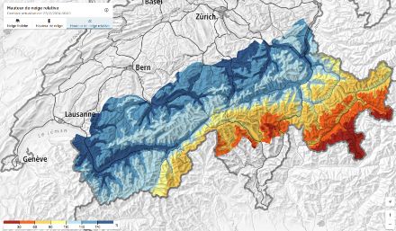 Carte de la hauteur de neige relative dans les Alpes le 27 décembre 2024 par rapport à l’enneigement moyen à cette période de l’année entre 1991 et 2020.