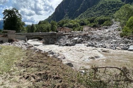 Figure 4. Les coulées de débris provoquées par les inondations de juin 2024 ont créé des barrages dans les rivières, formant des lacs temporaires. La photo montre la Moesa à Sorte, le lendemain des inondations du 21 juin dans la région de Mesolcina. Les débris indiquent clairement le niveau atteint par la rivière la nuit précédente.