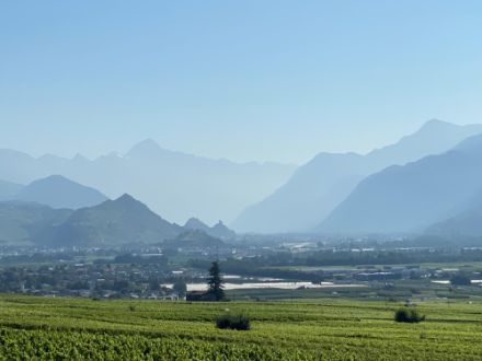 La station qui a mesuré l'ensoleillement relatif le plus élevé est celle de Sion, vu ici depuis St.Pierre-de-Clages