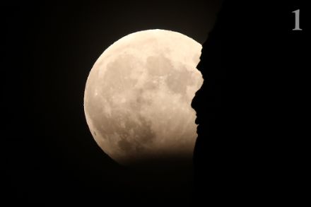 Éclipse partielle de lune le 28 octobre 2023 au Vorderglärnisch dans le Klöntal (GL).