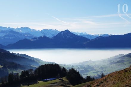 Vue sur les Alpes uranaises et bernoises depuis le Morgartenberg (SZ). Dans la vallée, au bord des lacs des Quatre-Cantons et de Lauerz, la brume ou le brouillard ont ensuite persisté toute la journée.