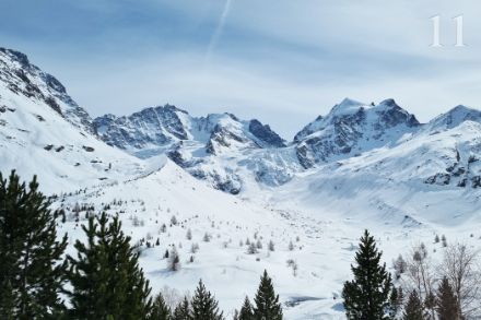 Nombreux cirrus au-dessus du massif de la Bernina et du glacier de Tschierva (GR). Quelques semaines plus tard, ce n'est plus la neige qui recouvrait la vallée, mais d'énormes masses d'éboulis : le 14 avril, un énorme éboulement s'est produit au Piz Scersen, précipitant plus d'un million de mètres cubes de roche et de glace dans la vallée, remontant jusqu'à l'endroit où se trouvait le photographe. (Y. Karrer)