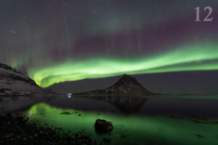 Aurore Boréale au-dessus du Kirkjufell, se reflétant dans les eaux du fjord dans la péninsule du Snaefellsnes en Islande. (L. Peyraud)