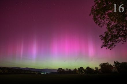 Des draperies d’aurores boréales remplissent le ciel nocturne au-dessus de Versoix (GE) lors de la tempête géomagnétique extrême du 10 au 11 mai 2024. (L. Peyraud)