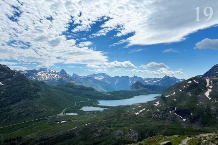 Réunion entre Altocumulus stratiformis au-dessus du col de la Bernina et de Cumulus humilis sur les reliefs à la frontière italienne. (R. Keller)