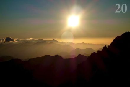 Jeu de lumières au lever du soleil depuis un sommet du massif des Écrins (France).