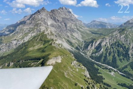 Des cumulus prometteurs ornent le ciel alpin en cette belle journée de vol en planeur dans les Préalpes vaudoises. (A. Untersee)