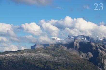 Une trouée dans les nombreux cumulus offre un cadre au Vrenelisgärtli, fraîchement enneigé, dans les Alpes glaronnaises. (D. Gerstgrasser)