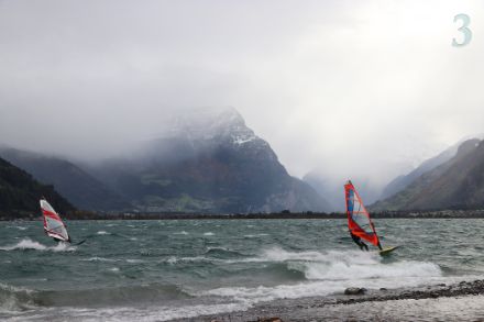 L’apparence un peu mystique du « dimmerfoehn », tempête de foehn mêlée de précipitations venues du sud, à Isleten sur l’Urnersee le 4 novembre 2024. (D. Gerstgrasser)