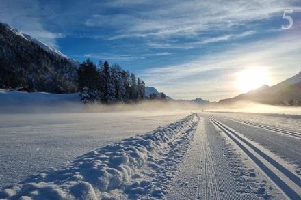 Soirée glaciale en Engadine entre La Punt et Bever. Les prairies enneigées sont recouvertes de brume, au-dessus de laquelle des voiles nuageux génèrent un ciel contrasté. (Y. Karrer)