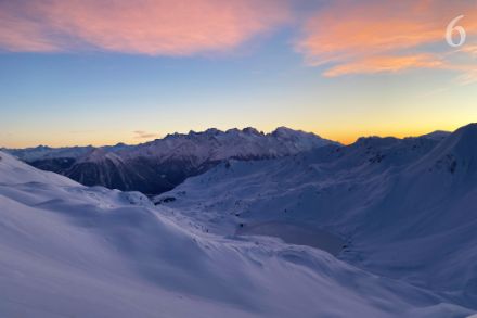 Cirrus colorés par les rayons du soleil couchant au-dessus du massif du Mont-Blanc, admirés depuis la cabane du Fénestral (VS), début décembre 2023. (A. Untersee)