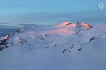 Vue depuis la cabane CAS de Cristallina au Tessin, en direction du mont Basodino, le matin du 16 février 2024. (D. Gerstgrasser)
