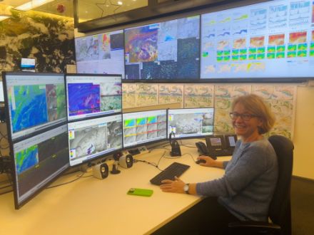 Saskia Willemse est responsable d'équipe des systèmes d'alerte à MétéoSuisse. À la fin des années 90, elle était en service en tant que prévisionniste au centre météorologique de MétéoSuisse au Zurichberg lorsque Lothar a balayé la Suisse. Dans l'interview, elle parle du développement des systèmes d'alerte actuels et de leur importance pour la protection de la population.