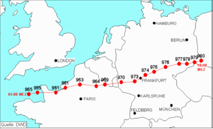 Trajectoire de la tempête Lothar. La position du centre de la dépression (points rouges) et la pression correspondante sont représentées toutes les heures à partir de 04h00 UTC.