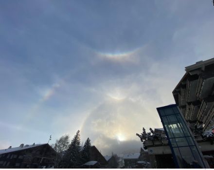 Halo solaire avec halo à 22°, halo à 46°, colonne lumineuse et arc circumzénital. Image prise dimanche 12 janvier 2025, 15h30 à Anzère (VS)