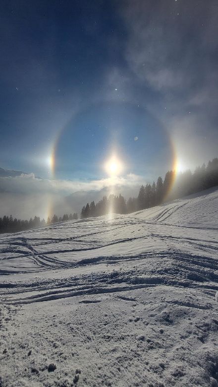 Halo solaire à 22°, avec parhélies, colonne lumineuse et arc infralatéral gauche. Image prise dimanche 12 janvier 2025, 9h30, à Saanenmöser (BE)