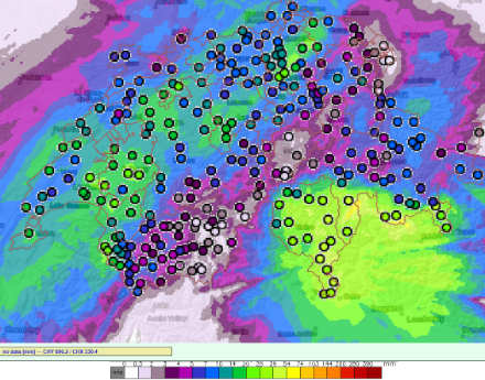 Cumuls de précipitations CombiPrecip entre lundi 6 UTC et mardi 6 UTC. C'est surtout le sud des Alpes qui a reçu les plus gros cumuls de précipitations. A noter que dans cette région, la limite pluie-neige  s'est abaissée jusqu'à basse altitude.