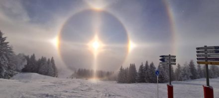 Halo solaire à 22°, avec parhélies, cercle parhélique, halo à 46° (à droite de l'image) et colonne lumineuse. Image prise à Champanges, Hte-savoie, dimanche 12 janvier 2025
