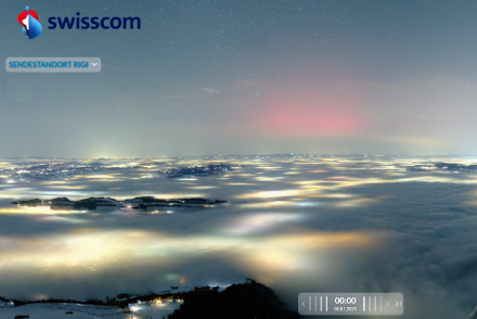 Aurore et jeux de lumière dans le brouillard vus depuis la webcam de Swisscom sur le Rigi (1797 m) le 1er janvier 2025 à 0h.
