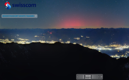 Aurore vue de la webcam de Swisscom le 1er janvier à 0h depuis le Monte Tamaro, 1858 m.