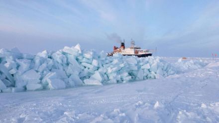 Une nouvelle crête de compression se forme sur une banquise. On aperçoit en arrière-plan le brise-glace de recherche Polarstern. (Source : Alfred-Wegener-Institut, www.awi.de)