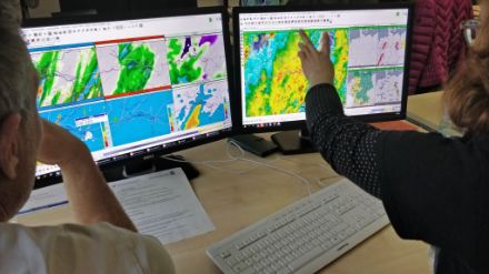 Visualisation mise en place par une collègue du DWD. L'écran de gauche montre les données du modèle, celui de droite montre une animation radar et des produits météorologiques pour l'aviation. 