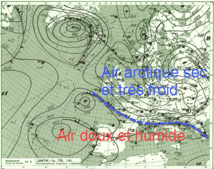 La situation au sol le samedi 16 février à 1 heure du matin. L’Europe apparaît coupée en deux, avec de l’air arctique très froid au nord et de l’air doux et humide au sud. La ligne de démarcation s’est décalée vers le sud, et passe désormais au sud de la Suisse romande. D’abord inactive, la frontière entre ces deux masses d’air va brutalement s’activer… Source : MétéoSuisse 