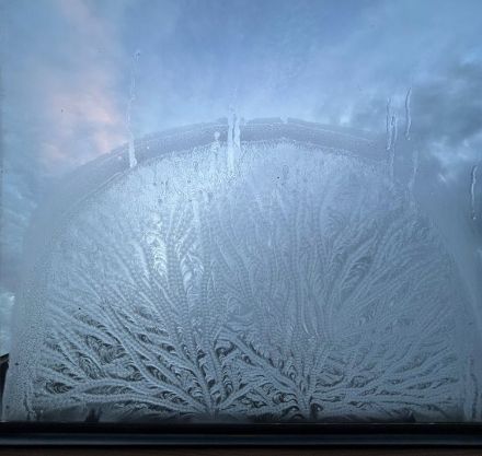 La glace crée un magnifique décor sur une vitre au petit matin, Pfungen (ZH)