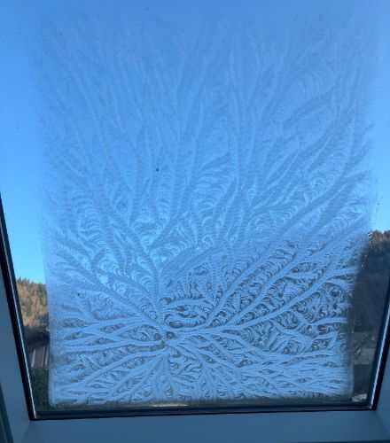Vendredi matin, un velux à St-Sulpice (NE). Le dépôt de glace peut prendre les formes les plus diverses. 