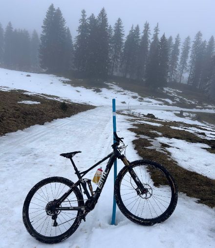 Photo d'un vélo sur une piste de ski de fond.