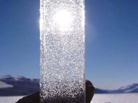 Bulles d'air dans une carotte de glace de l'Antarctique : la glace a jusqu'à 24 000 ans. 