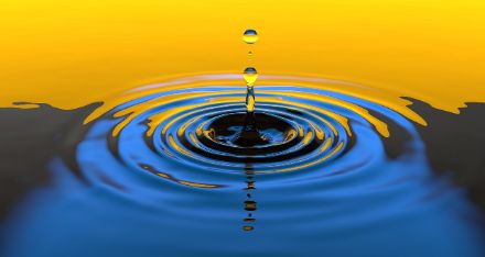 Phénomène analogue, mais sur une surface : l’atténuation des vaguelettes se fait cette fois selon le carré de la distance. Image : pixabay.com 
